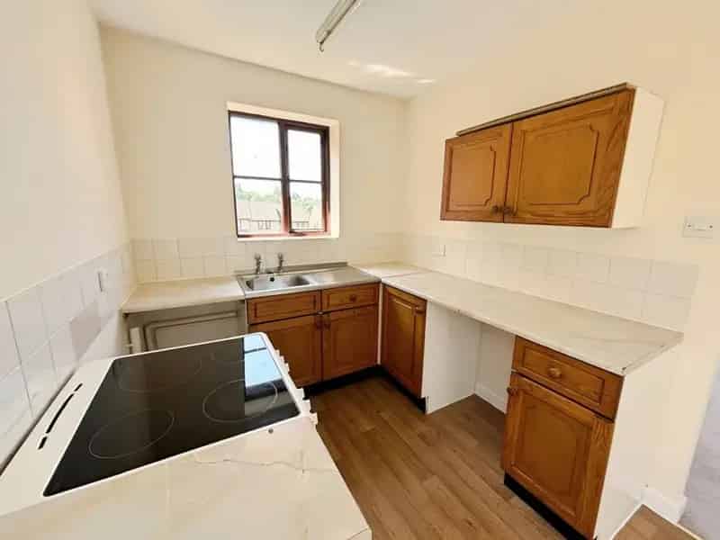2 Bedroom Flat For Sale Newly Fitted Carpets and Modern Bathroom