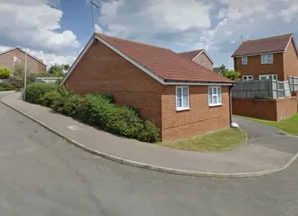 2 Bed Bungalow with Garden Wet Room and Electric Car Charging Point Near Station