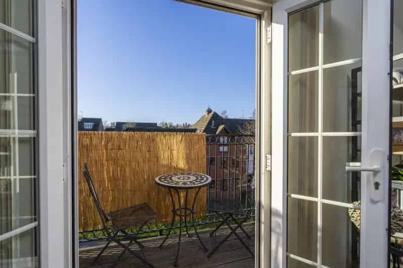 2 Bedroom Flat for Sale - Top Floor Apartment with Balcony and Parking