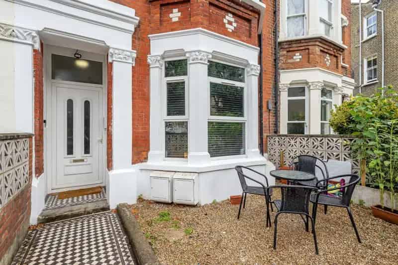 2 bedroom flat for sale