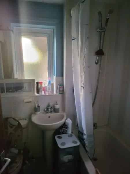 1-Bed Flat Near B&Q Train Station Freshly Decorated