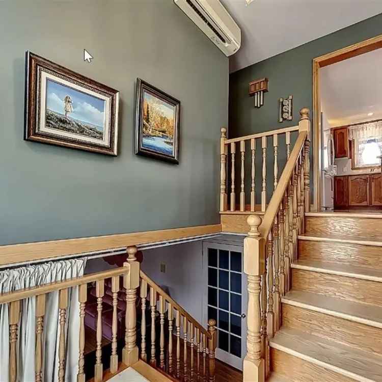 Grand Bungalow for Sale in Upton, Quebec