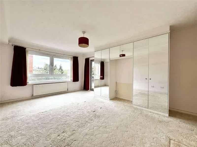 2 bed flat for sale