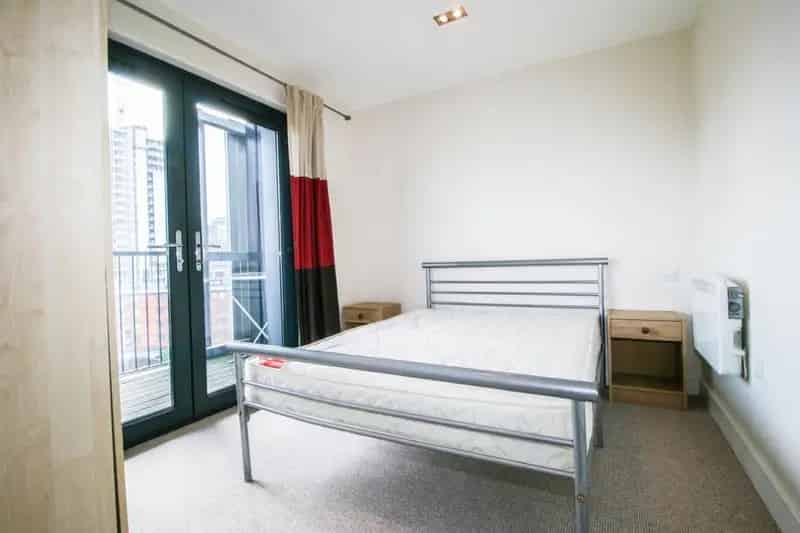 2 Bedroom Apartment to Rent near Snow Hill Station