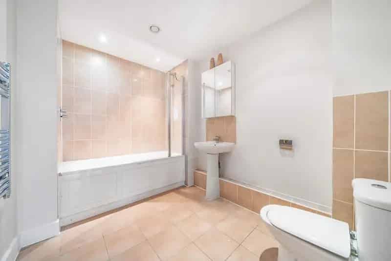 Spacious Apartment with Balcony and Parking - No Onward Chain
