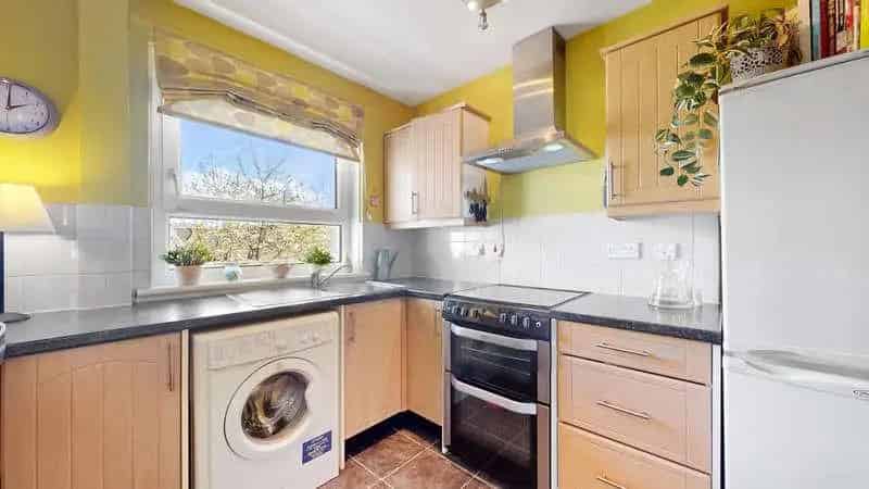 1 Bed Flat for Sale - Bright and Airy Apartment with Balcony