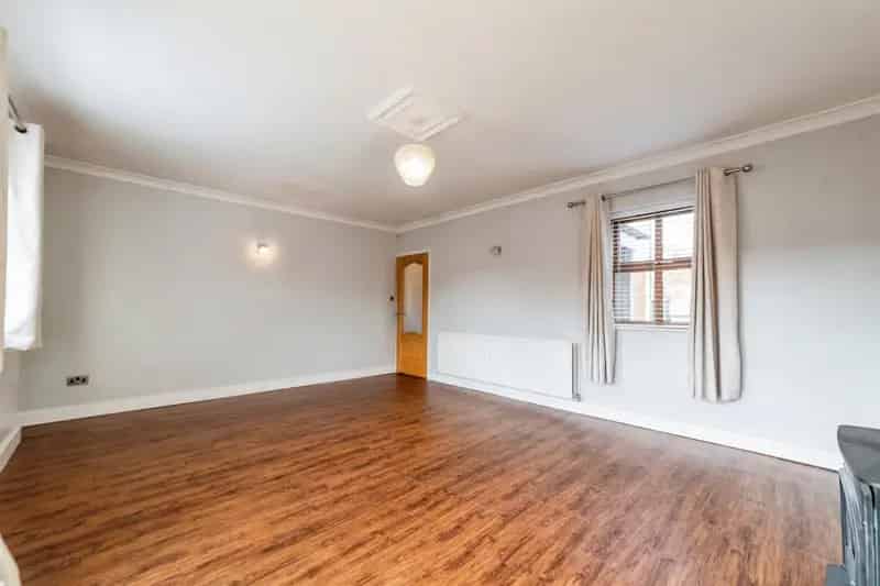 4 Bedroom Detached House with Garden and Driveway