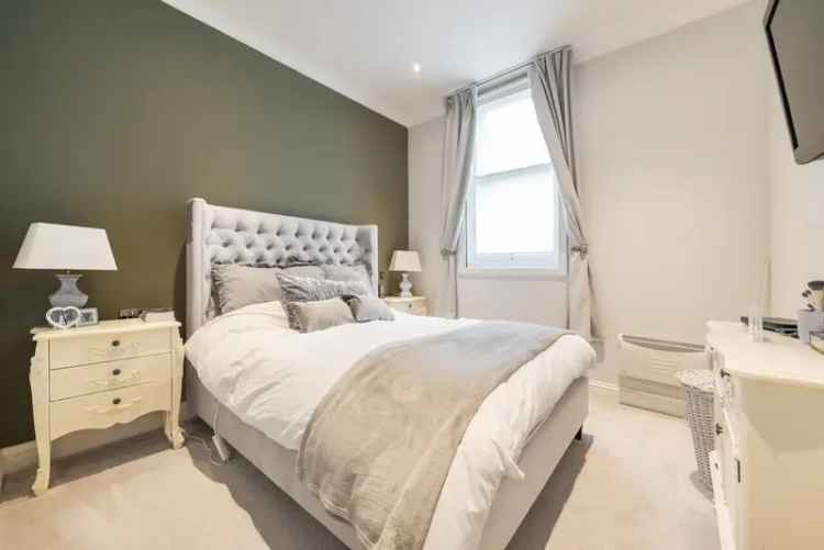 Flat For Sale in London, England