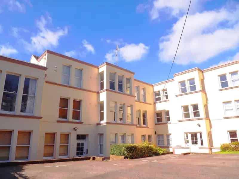3 Bedroom Flat Near Preston Park Station Pets Considered