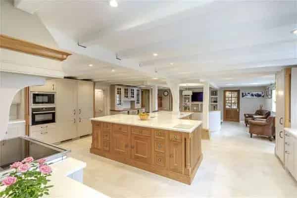 Barley Hill: 7-Bedroom Cotswolds Family Home with 6 Acres