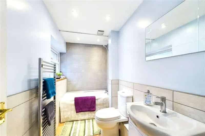 2 Bed Flat for Sale Crawley - Near Three Bridges Station