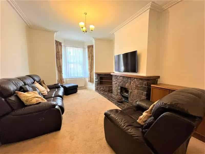 3 Bed House with Conservatory and Garden Pets Considered