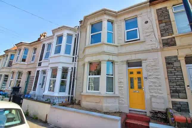 3 Bed Terraced House  Open Plan Living Modern Kitchen Garden Loft Potential