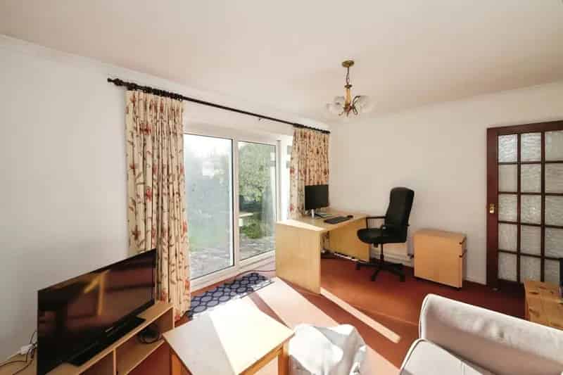 3 Bed House with Garage and Garden