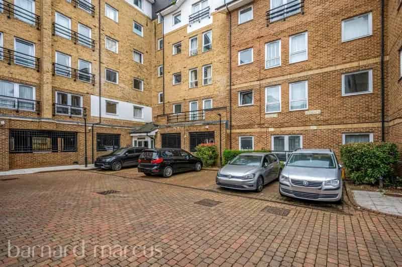 Modern 2-Bedroom Apartment in Wallington Gated Development