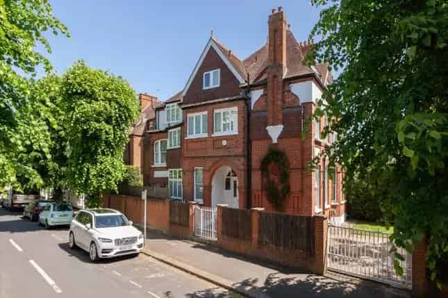 7-Bedroom Semi-Detached House for Sale in London W4