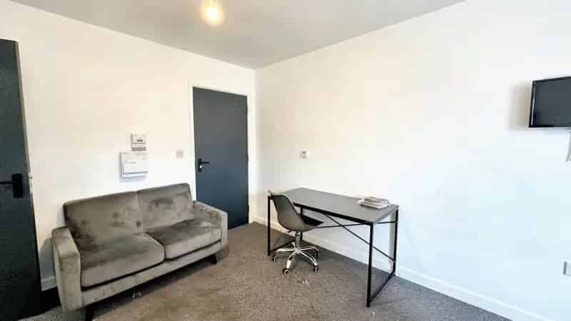 1 Bedroom House Share Available May