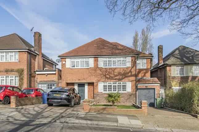 4 Bedroom Detached House for Sale in Heathcroft London W5