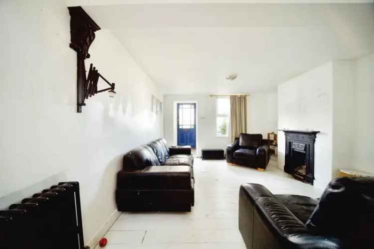 Charming 2-Bedroom Cottage with Secluded Garden