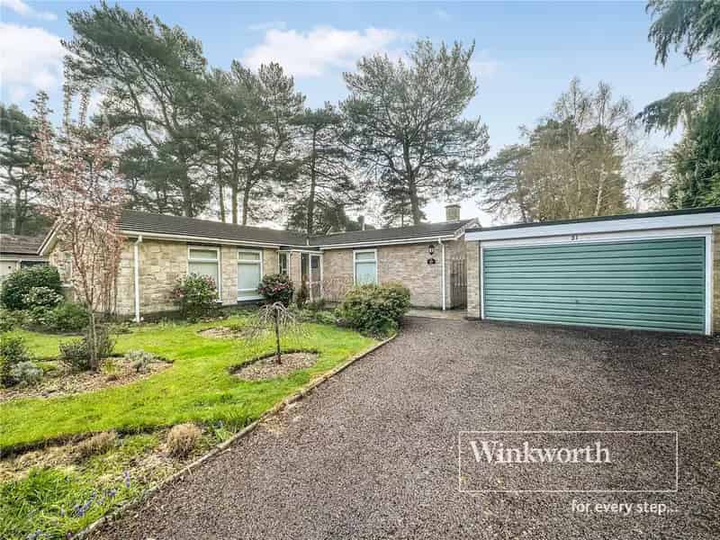 2 Bedroom Bungalow Ferndown Detached Garage South Facing Garden