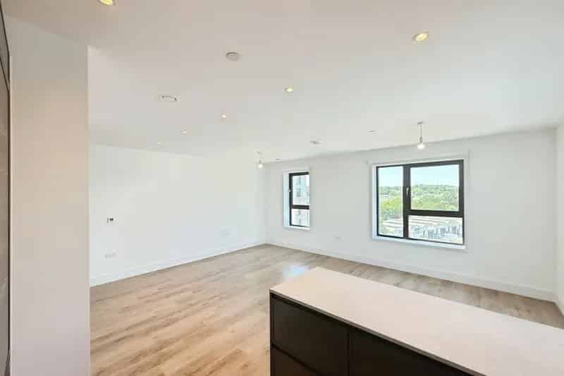 2-Bed Apartment with Office Harlow - Modern & Spacious