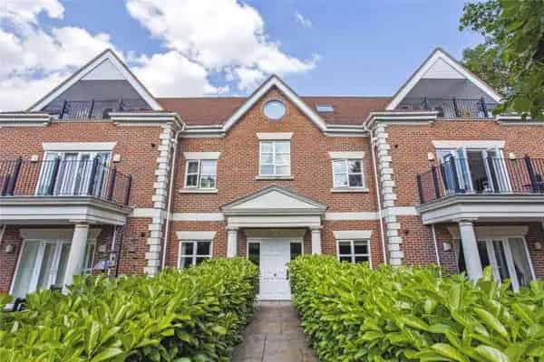 Luxury Penthouse Apartment with Roof Terrace and Parking