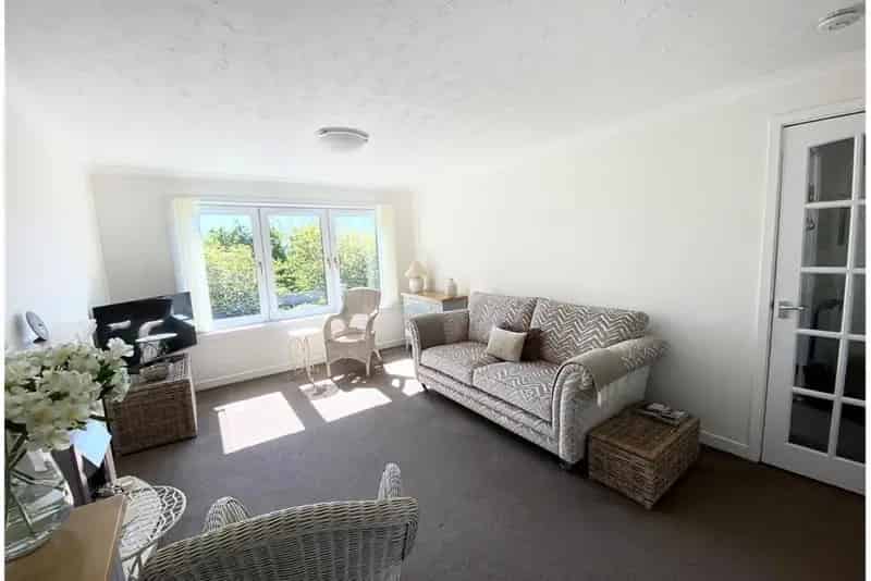 2 Bed Flat Largs Seafront Modern Kitchen Parking