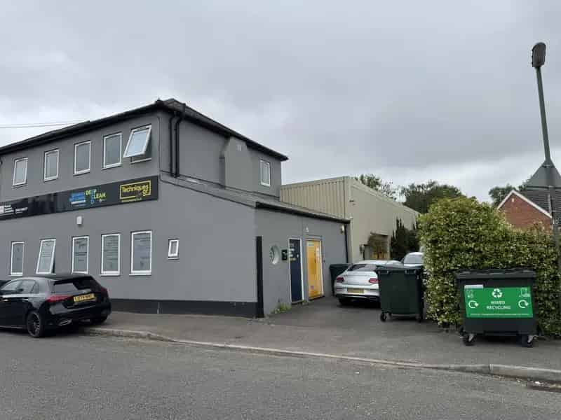 Commercial property For Rent , 46, Station Road, Woking, England