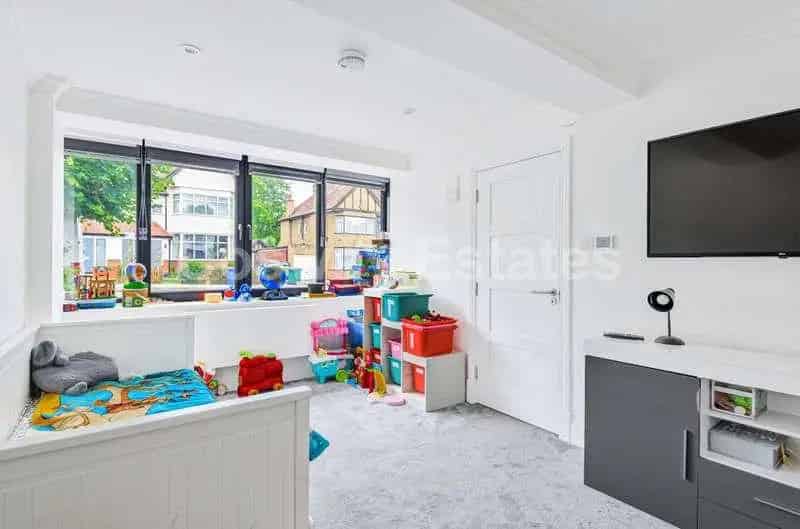 5 Bedroom Detached House for Sale in Mill Hill