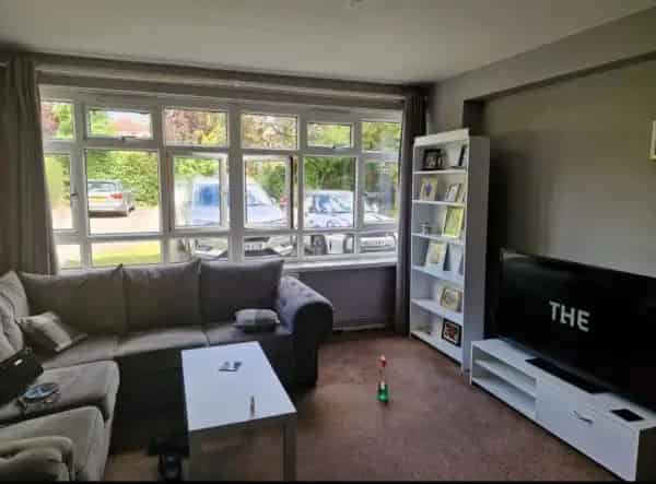 West Wimbledon Flat: Private Parking, Communal Garden