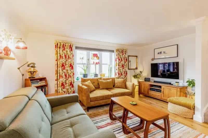 Three Bedroom Semi Detached House In Brentry Park