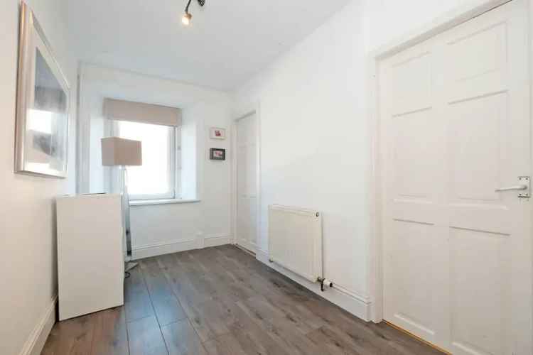 Spacious 3-Bedroom Flat in Town Centre