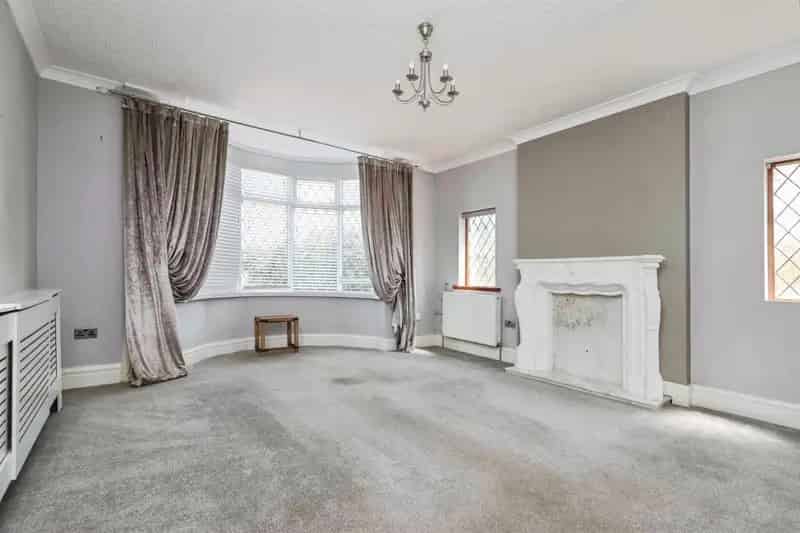 Family Home for Sale 3 Beds Garden Parking Garage