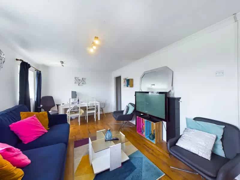 2 Bedroom Top Floor Apartment with Panoramic Views Plymouth