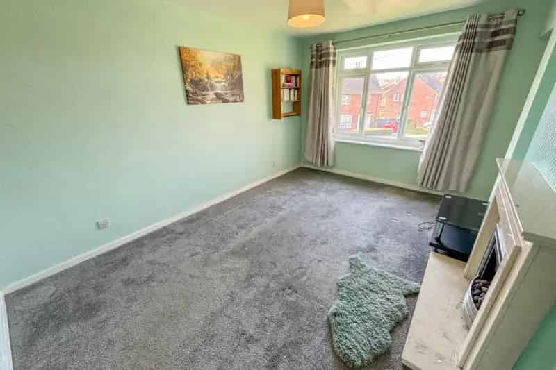 1 Bed Flat for Sale Roundhay - Garden Flat - Balcony - Modernisation Needed