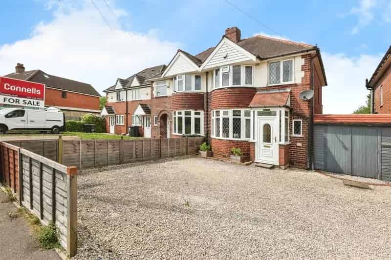 3 Bed Semi-Detached House with Garage and Garden