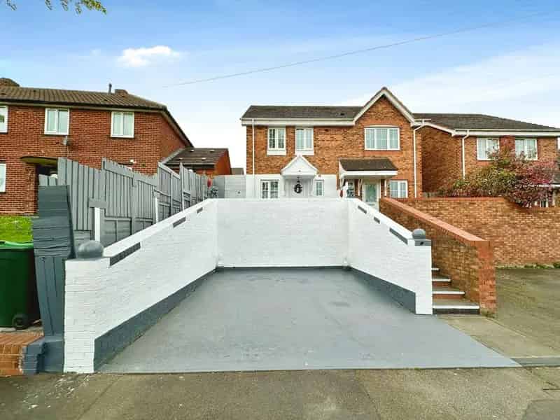 2 Bed Semi-Detached House Hateley Heath Freehold