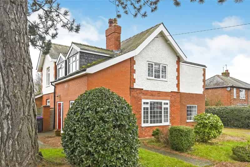 Four Double Bedroom Family Home in Waddington