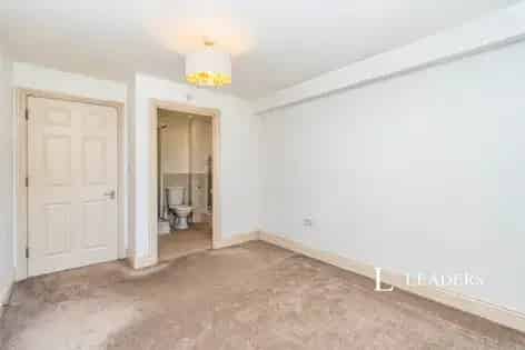 Modern 2-Bed Apartment Southampton City Centre Parking Available Now
