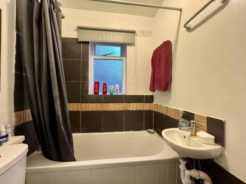 2 Bed Flat for Sale Near Station - Great Investment