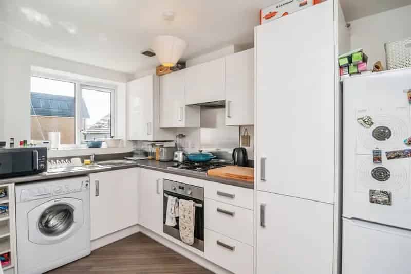 Two Bedroom Apartment Near Lakeside Shopping Centre