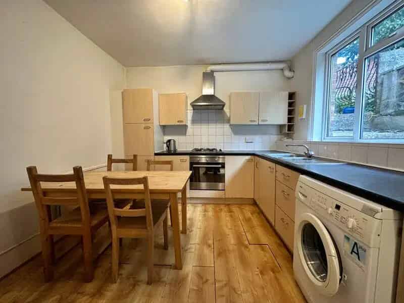 4 Bedroom Terraced House Near Brighton General Hospital