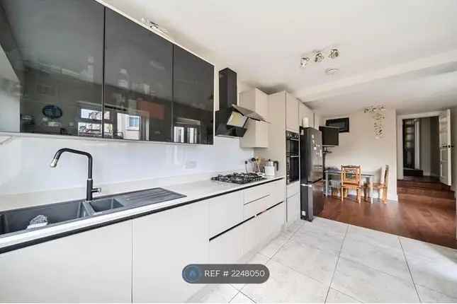 Terraced house to rent in Alexandra Park Road, London N10