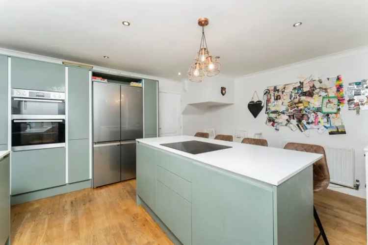 3 Bed End Terrace House with Private Parking and Gardens