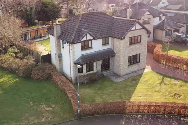 4 Bed Detached House with 3 Reception Rooms and Garden Annexe