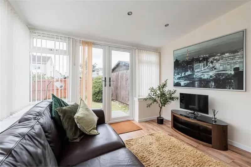 2 Bed Flat Lower with 2 Reception Rooms and Private Garden