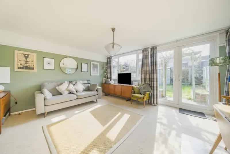 Three Bedroom Mid-Terrace House Near Anerley and Penge West Stations