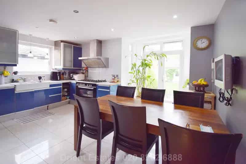 5 Bedroom Detached House Near Hendon Central Station