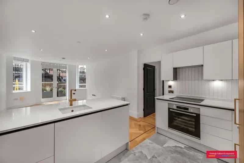 Spacious 3-Bedroom Apartment near Holland Park