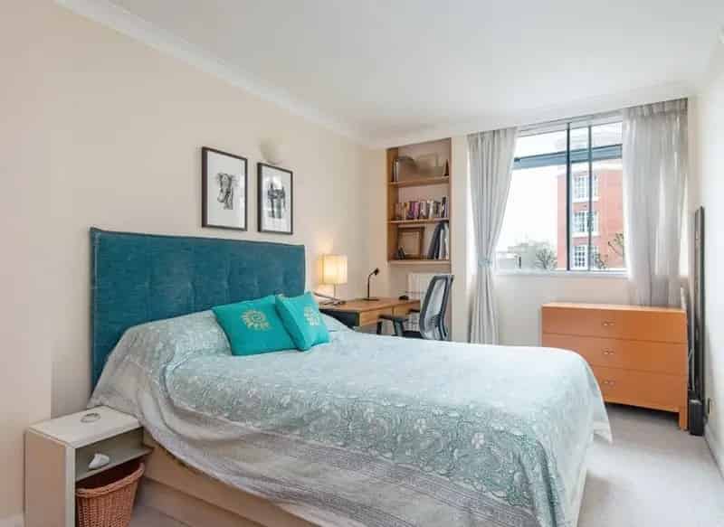 Two Double Bedroom Apartment with Balcony in Portered Building
